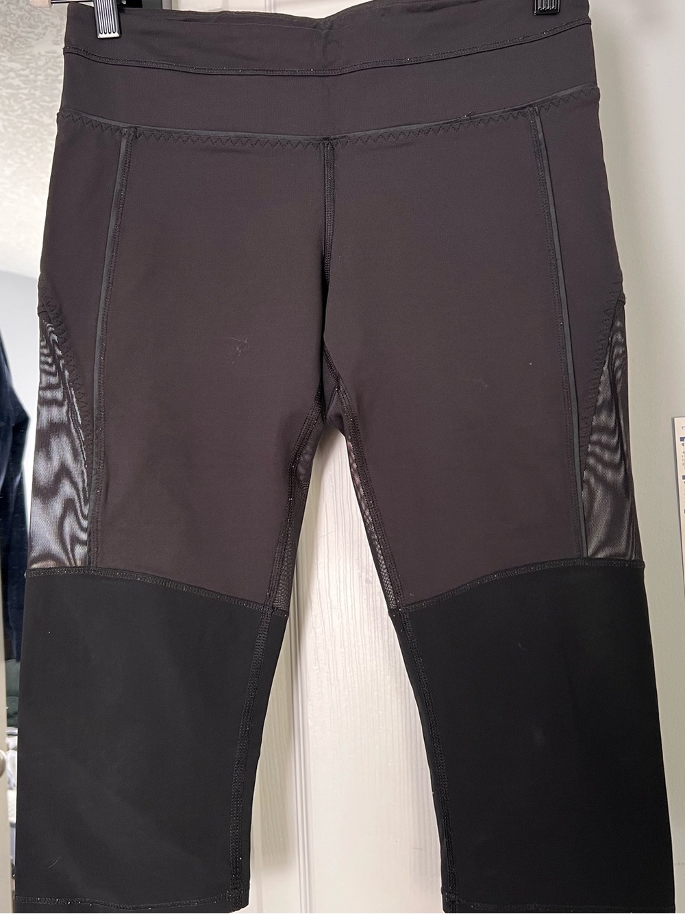 Lululemon black mesh paneled Cropped leggings